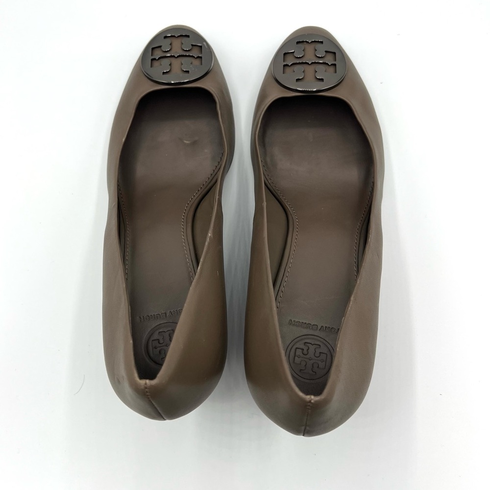 Tory Burch Taupe Leather Wedge Heel Pumps with Silver Emblem. Size 10. - Picture 5 of 10